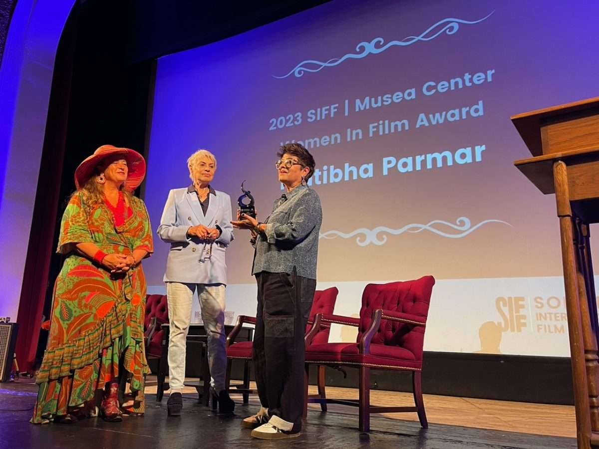 Shiloh Sophia presenting award to Pratibha Parmar